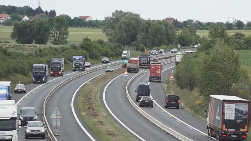 Srážka kamionu s automobilem u Prahy: Dálnice D5 stála, na místo jela záchranka